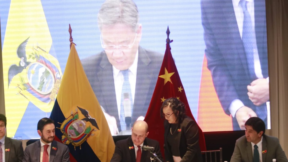 Julio José Prado, ministro de Producción, en la firma virtual del acuerdo comercial con China.