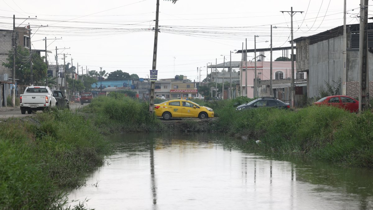 Carencia. En la Abel Gilbert 2, los habitantes se quedaron con la promesa de  tener un malecón y un ducto cajón.