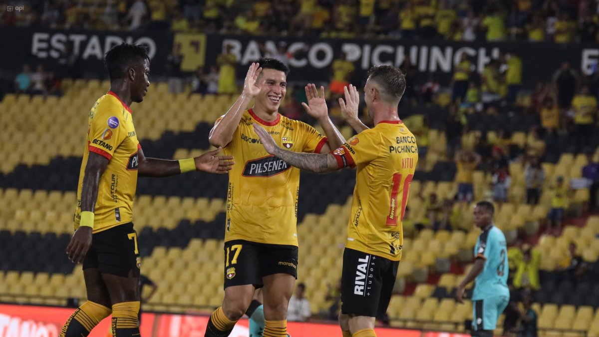 Fernando Gaibor (c) y Damián Díaz (d) pasaron de la rivalidad a convertirse en buenos amigos.