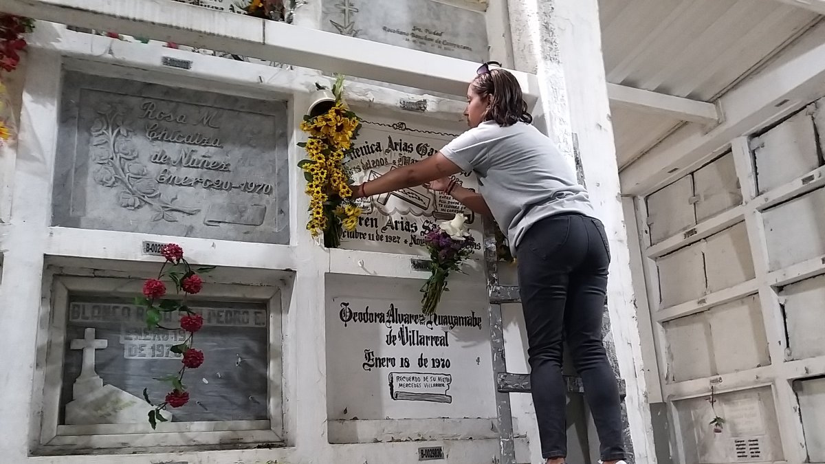 María Fernanda Ganchozo en el cementerio.