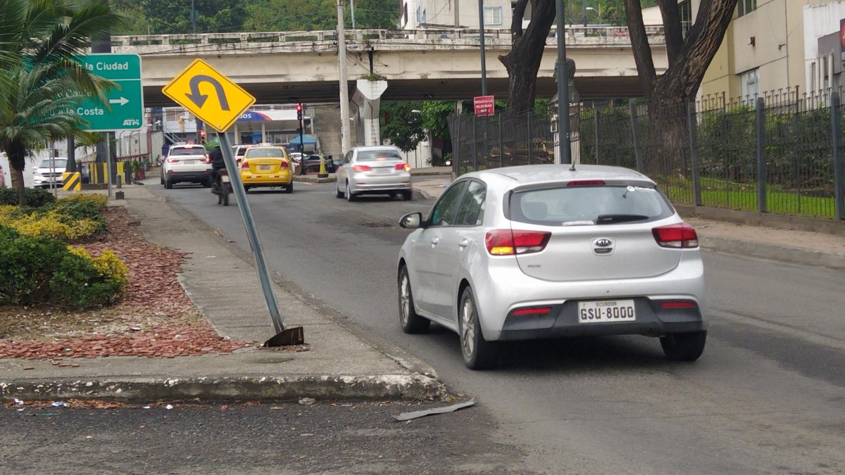 El letrero permanece en ese estado hace ya 7 días.