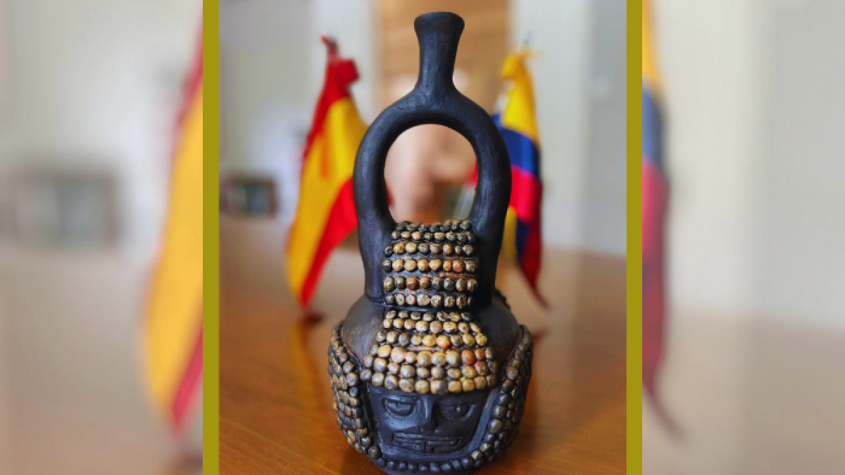 Ecuador donará réplicas de una vasija de la cultura prehispánica Mayo-Chinchipe, datada en torno al 3.500-3.350 a.C. y usada como recipiente para el cacao, a cuatro museos del chocolate en España.