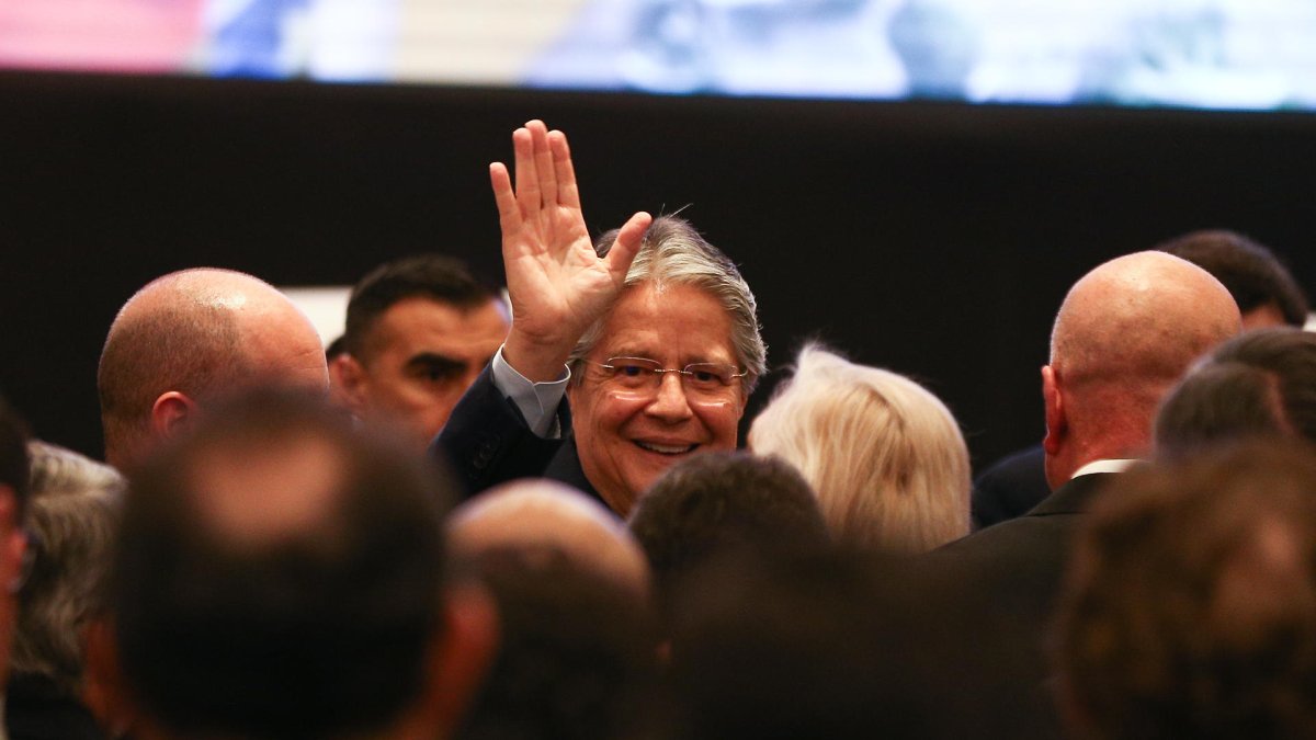  Guillermo Lasso saluda durante la firma del acuerdo comercial con China, en Quito (Ecuador).