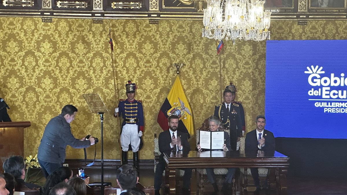 El presidente de la República, Guillermo Lasso, y las autoridades de Gobierno, en la presentación de la nueva reforma tributaria.
