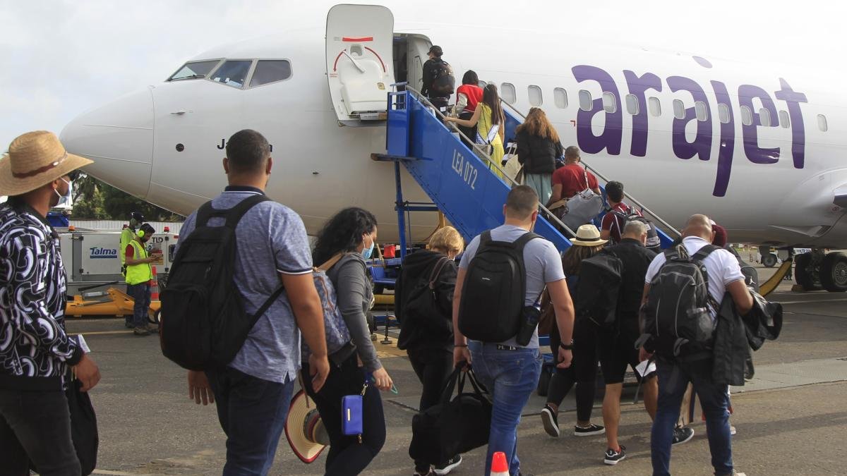 Aerolínea.- Un grupo de pasajeros abordan un avión de la aerolínea Arajet.