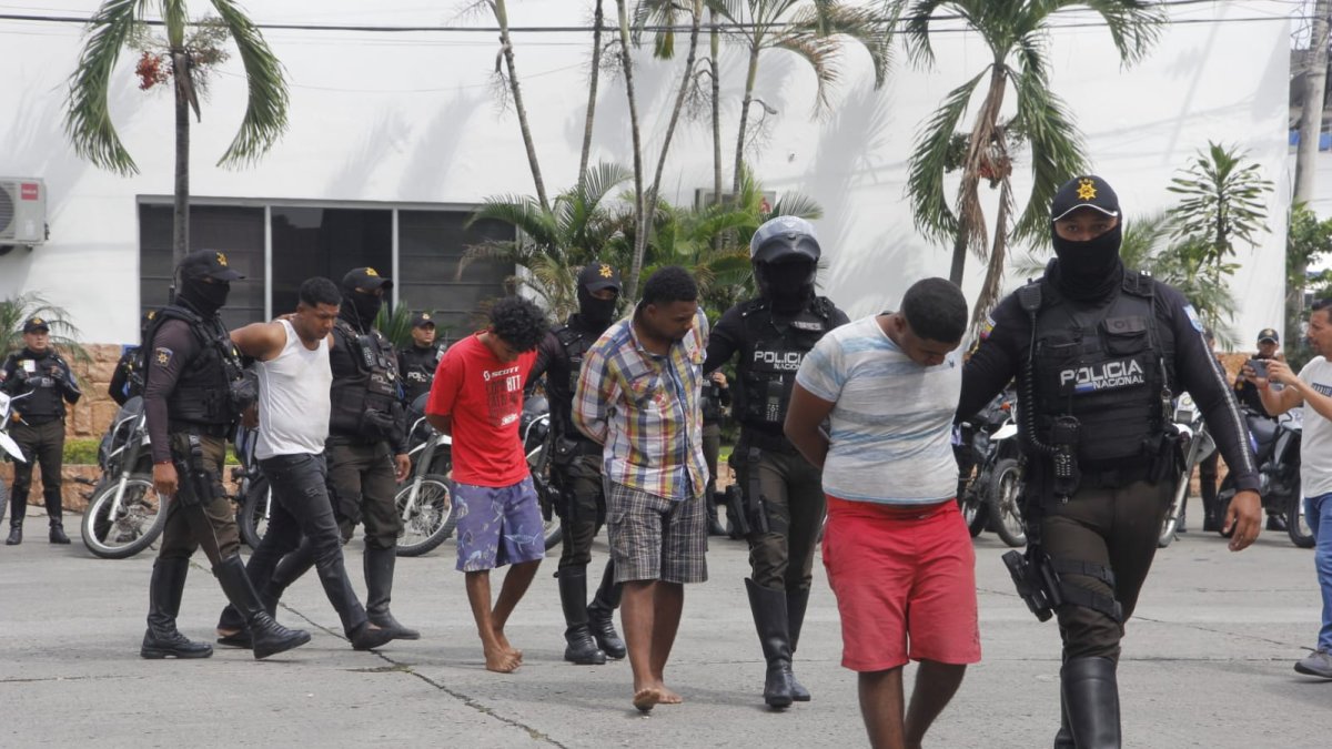 Los detenidos fueron trasladados hasta la Unidad de Flagrancia, en el cuartel modelo de policía de la urbe porteña.