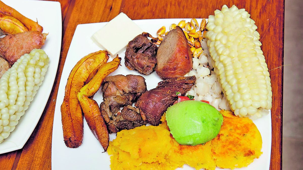 Comida.- La tradicional fritada ecuatoriana con choclo, maduro, aguacate y papa.