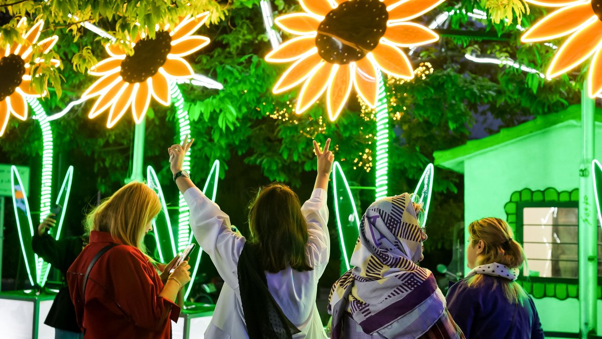 Unas jóvenes sin velo en un parque de Teherán. “No prestamos servicios a mujeres sin velo bajo ningún concepto”