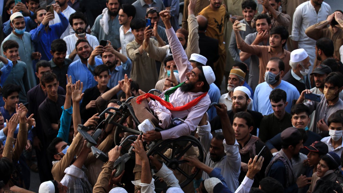 Partidarios del ex primer ministro pakistaní Imran Khan celebran después de que el máximo tribunal del país ordenara su liberación, en Peshawar, Pakistán, el 11 de mayo de 2023.