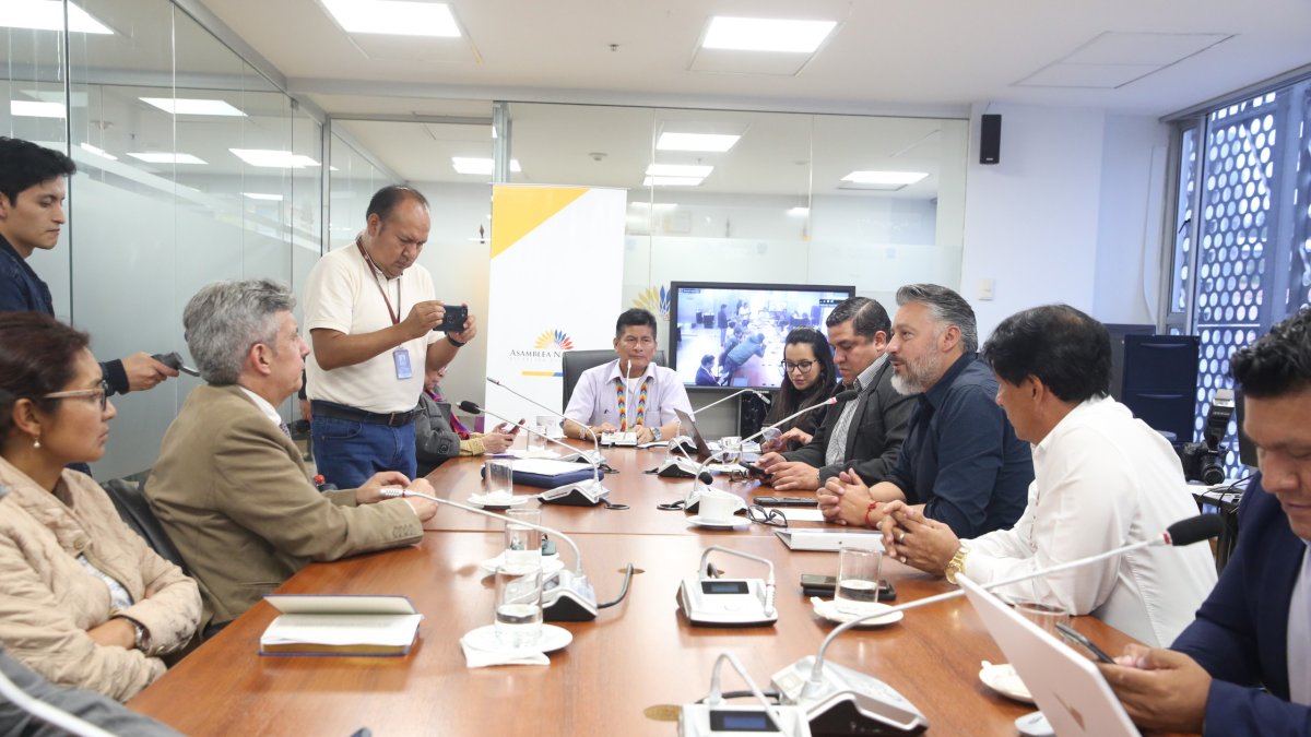 La moción de remitir el expediente contó con ocho de los nueve votos de la comisión legislativa.