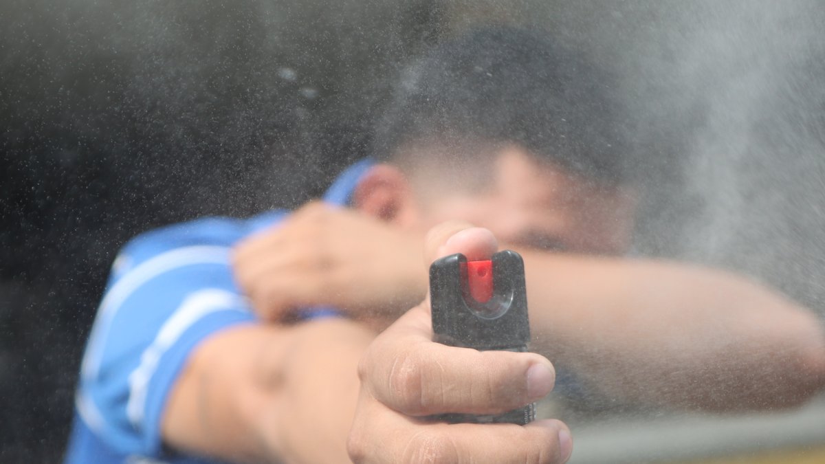 1. Daños. El gas pimienta podría causar complicaciones en la salud, incluso al que lo utiliza. Expertos han explicado acerca de los riesgos que implica utilizarlo incorrectamente.