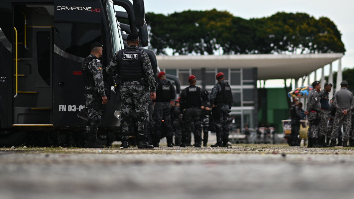 Oficiales de la Fuerza Nacional y de la Policía Militar llegan a la Plaza de los Tres Poderes para reforzar la seguridad tras las protestas del pasado 8 de enero