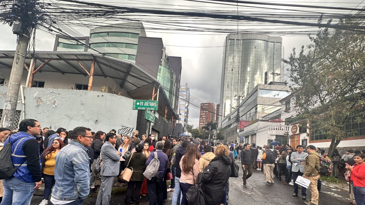 Amenaza. Los funcionarios evacuaron el edificio, en la tarde. Todavía no se conoce si fue real o no la alerta