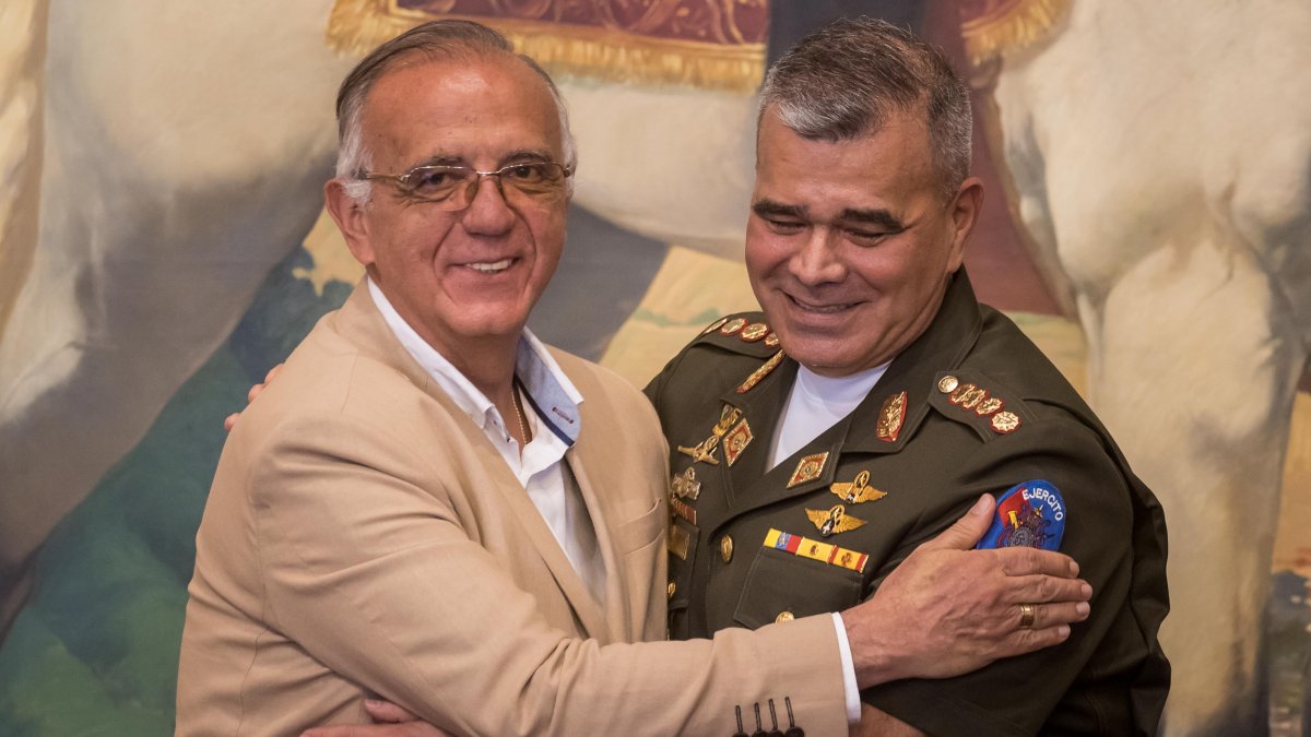 El ministro defensa de Venezuela, Vladimir Padrino López (der.), sostiene un encuentro con el ministro de defensa de Colombia, Iván Velásquez Gómez, en Caracas (Venezuela) este 11 de mayo de 2023