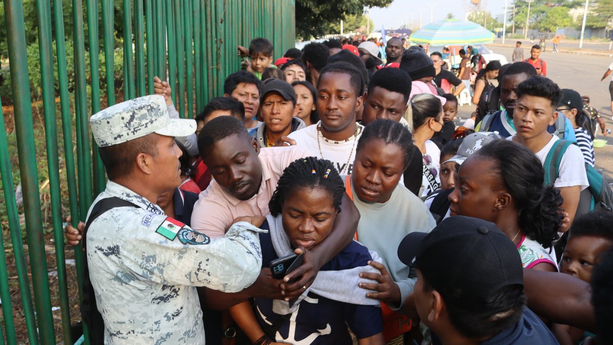 Migrantes hacen fila para conseguir documentación para transitar por el país, hoy 11 de mayo de 2023 en la ciudad de Tapachula en Chiapas (México). o