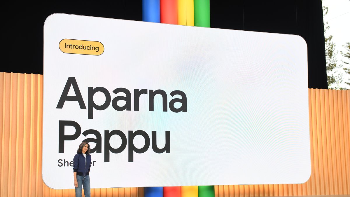 Foro.- La vicepresidente y director general de Google Workspace, Aparna Pappu, mientras habla durante el evento anual de desarrolladores, Google I/O 2023.