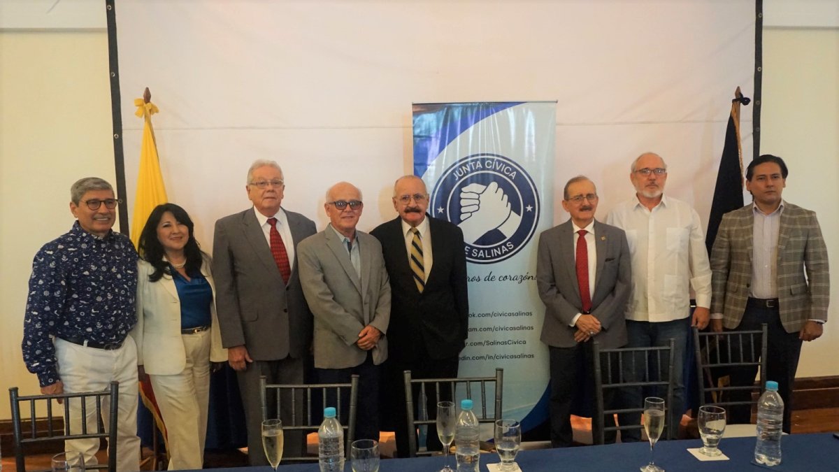 Algunos de los integrantes de la nueva Junta Cívica de Salinas, Santa Elena.