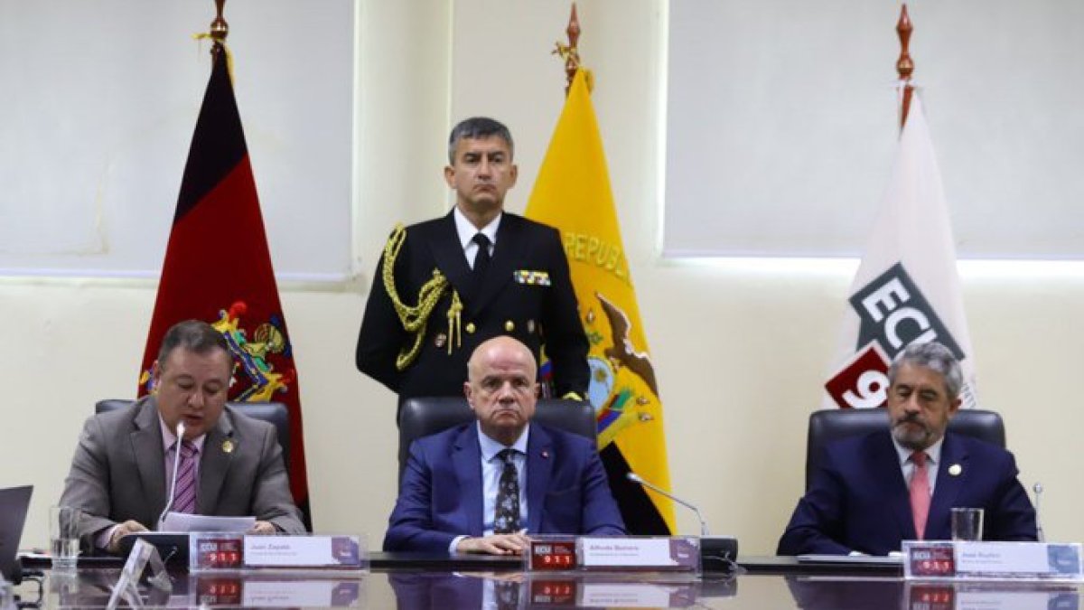 El vicepresidente Alfredo Borrero presidió la última sesión del COE Nacional por la COVID-19. Junto a él, los ministros Juan Zapata, del Interior; y José Ruales, de Salud.
