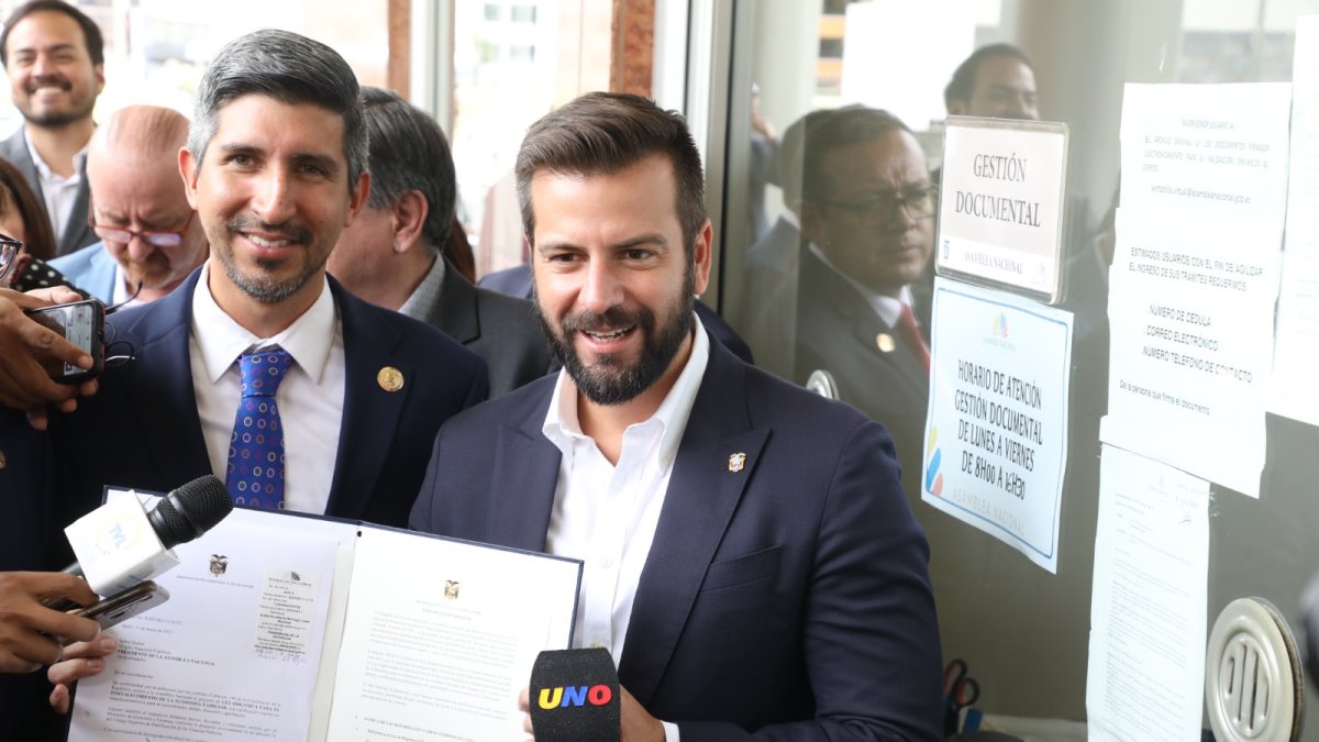 El director del SRI; Francisco Briones, y el ministro de Finanzas, Pablo Arosemena, en la entrega de la reforma tributaria en la Asamblea.