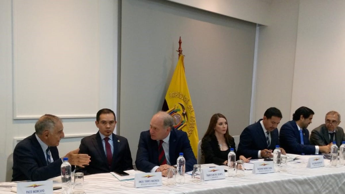 Encuentro. El asesor Paco Moncayo y la presidenta subrogante de la Corte Katherine Muñoz en la reunión.