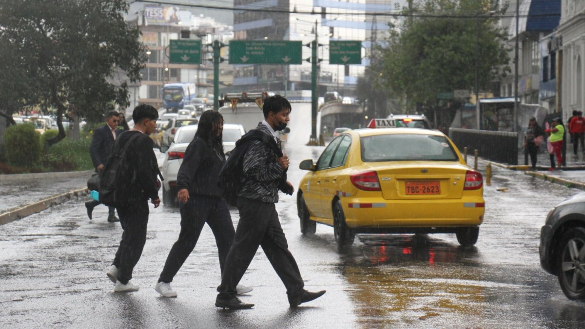 Cruce. Un grupo de peatones cruzan por la avenida Patria, en una zona donde no hay paso cebra.