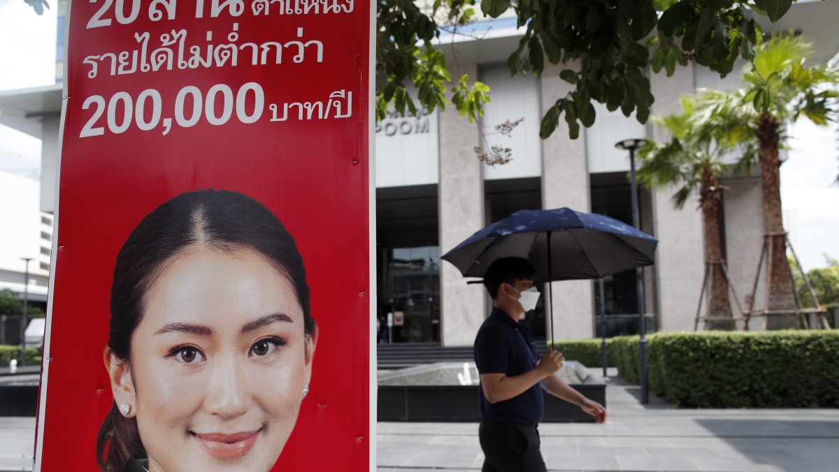 Imagen reciente de un cartel de la candidata del Puea Thai, Paetongtarn Shinawatra, a las elecciones en Tailandia. EFE/EPA/RUNGROJ YONGRIT