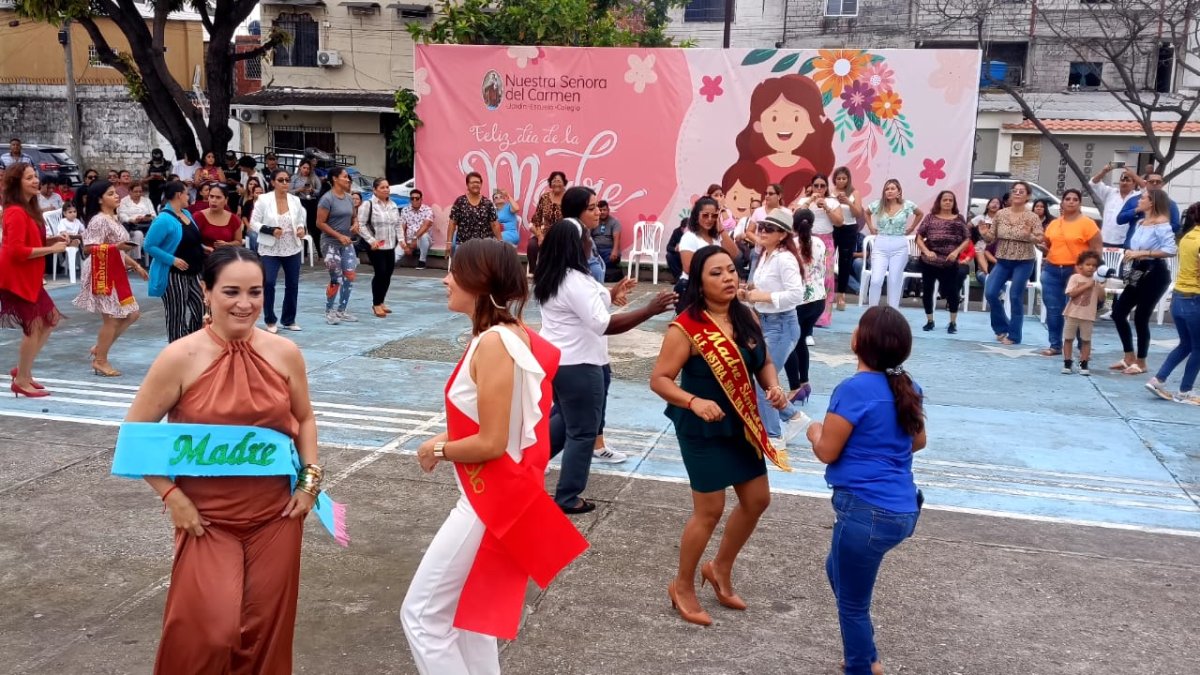 Las madres disfrutaron de un merecido homenaje que ofrecieron a sus hijos en los colegios.