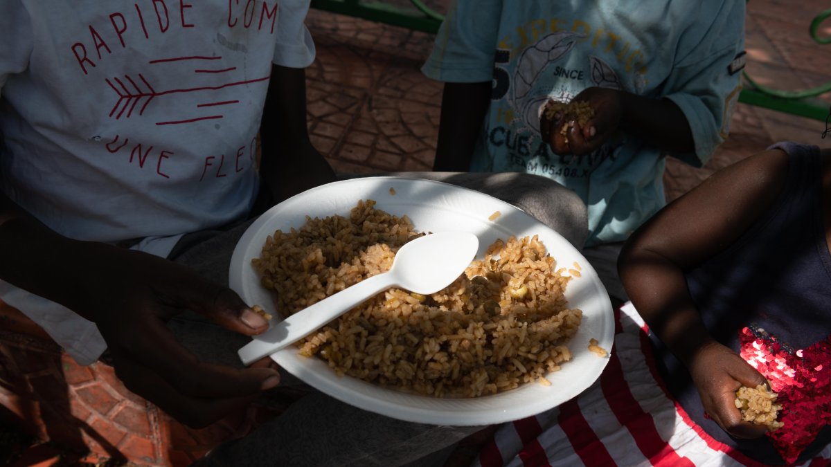 -En Haití, un país en el que comer lo suficiente se ha convertido en todo un lujo y donde la inseguridad alimentaria afecta a 4,9 millones de personas .