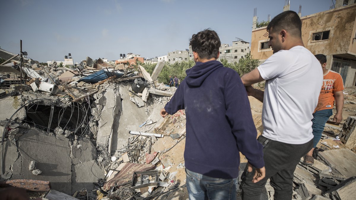 Palestinos observan la casa destruida de la familia Abu Taha por un bombardeo israelí en Beit Lahia, norte de la franja de Gaza.