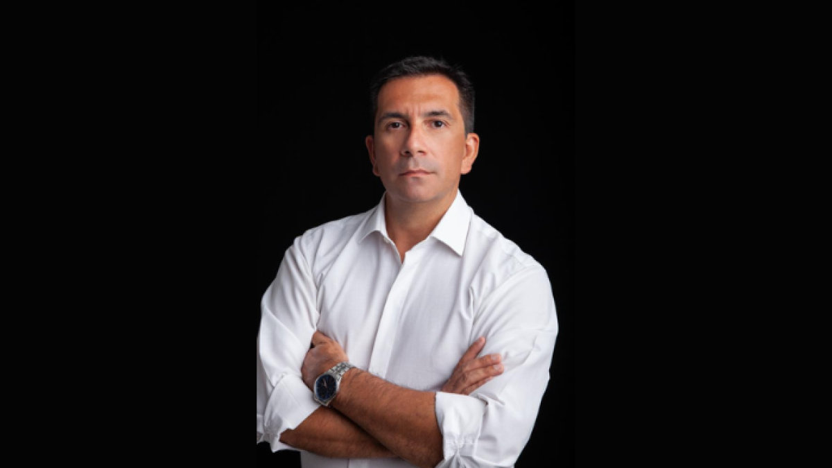 En el aeropuerto se Quito se esperaba su llegada a las 17:30