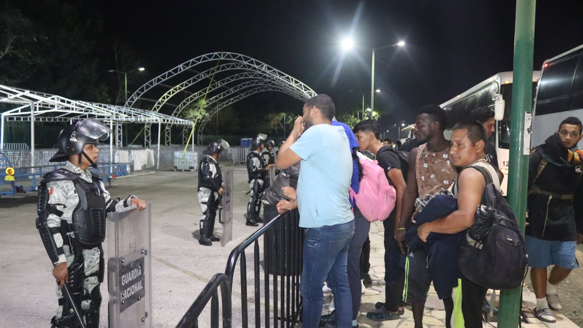 Migrantes protestan tras la suspensión de permisos para transitar por el país,este 12 de mayo de 2023, en el  Instituto Nacional de Migración (INM), en Tapachula (México).  