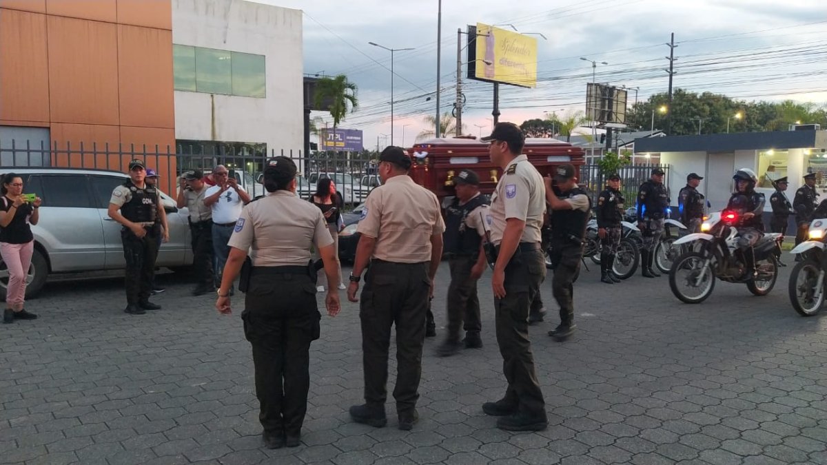 Compañeros del policía asesinado en Quevedo le rinden homenaje al paso de su ataúd.