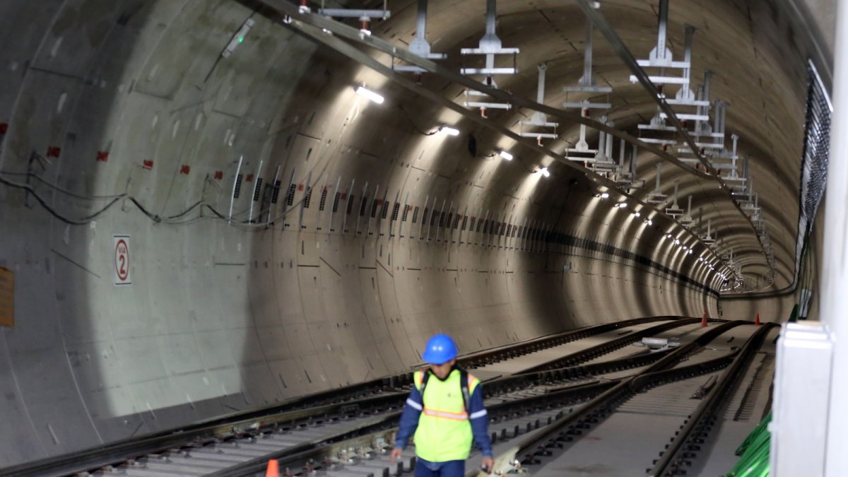 Construcción. Se hizo 22.6 kilómetros de recorrido y se edificaron 15 estaciones