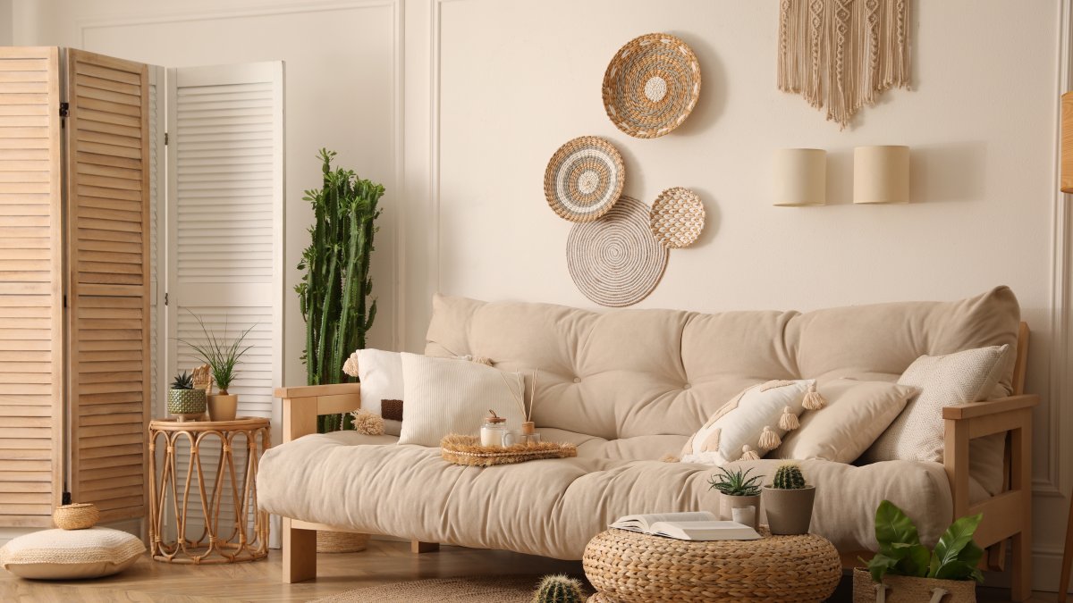 los materiales que predominan son mimbre, fibras, tejidos o macramé.