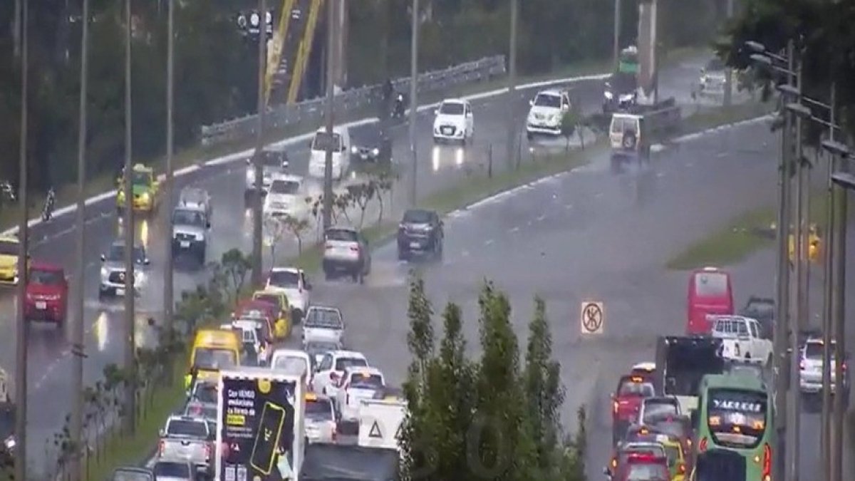 Caos. En la Ruta Viva se formó largas filas de vehículos por la acumulación de agua.