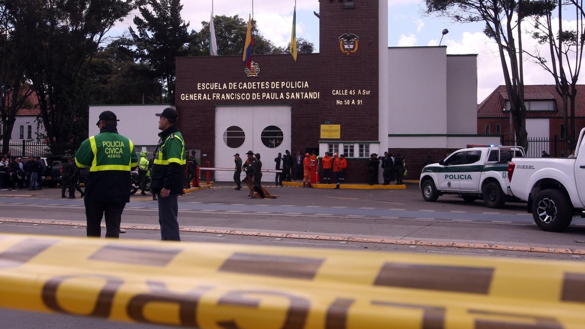 Fotografía de archivo de miembros de la Policía en la entrada de la Escuela General Santander luego de que un carro bomba causara una explosión en Bogotá (Colombia).