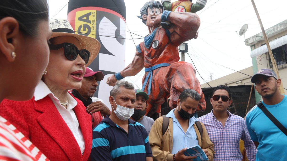 El pasado 17 de diciembre, Gloria Gallardo, la expresidenta de la entidad, dijo que daría premios a los mejores monigotes de ‘La Ruta de los Gigantes’. Hoy, luego de más de 100 días, los artesanos reclaman sus premios. Sin embargo, la oferta no se ha cumplido. Gallardo ya no está en el cargo.