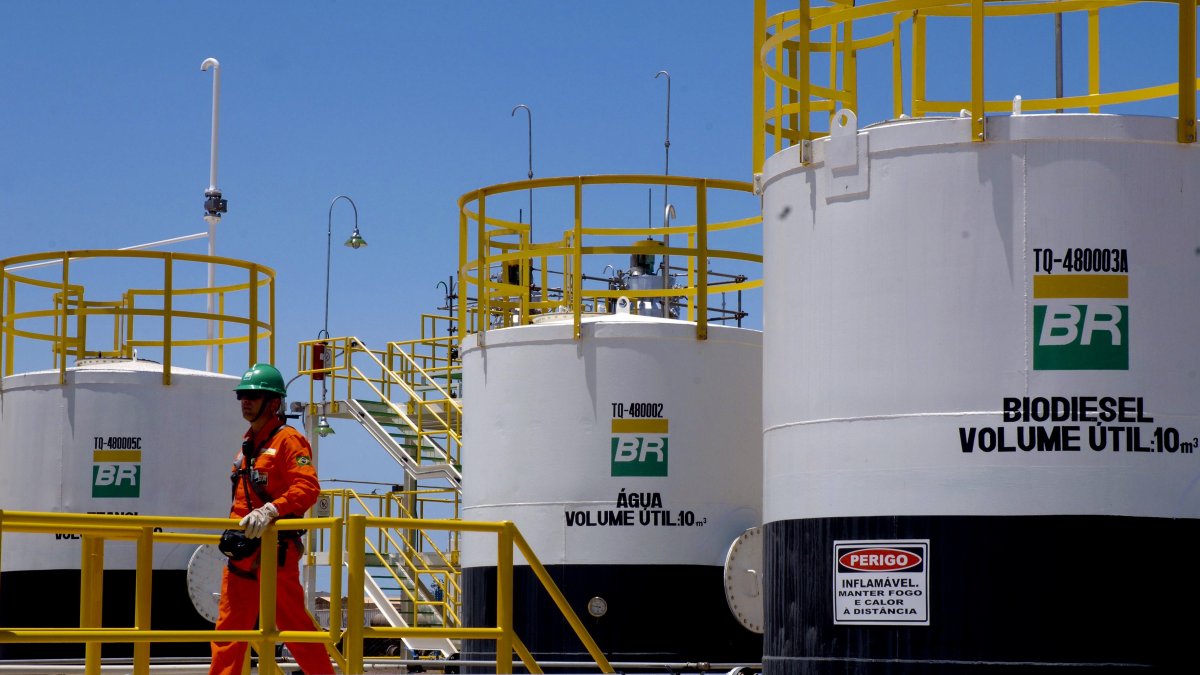 Empresa.- Un trabajador en la instalación en la estatal Petrobras 