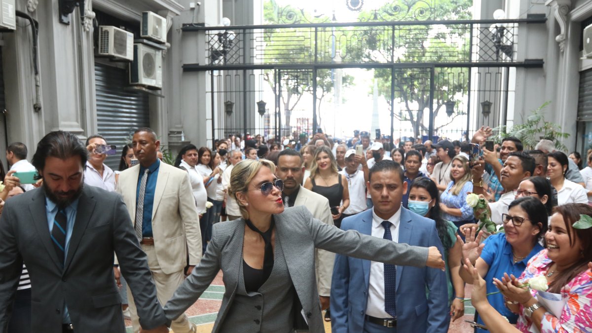 Ingreso. Acompañada de su esposo, Juan Carlos Vásconez, arribó al Municipio la alcaldesa saliente. Ella lució unas gafas oscuras, traje color gris y una corbata negra. Saludó a trabajadores.