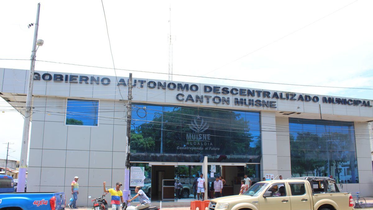 Institución. Exteriores de las instalaciones del Municipio de Muisne, ubicado en la provincia de Esmeraldas.
