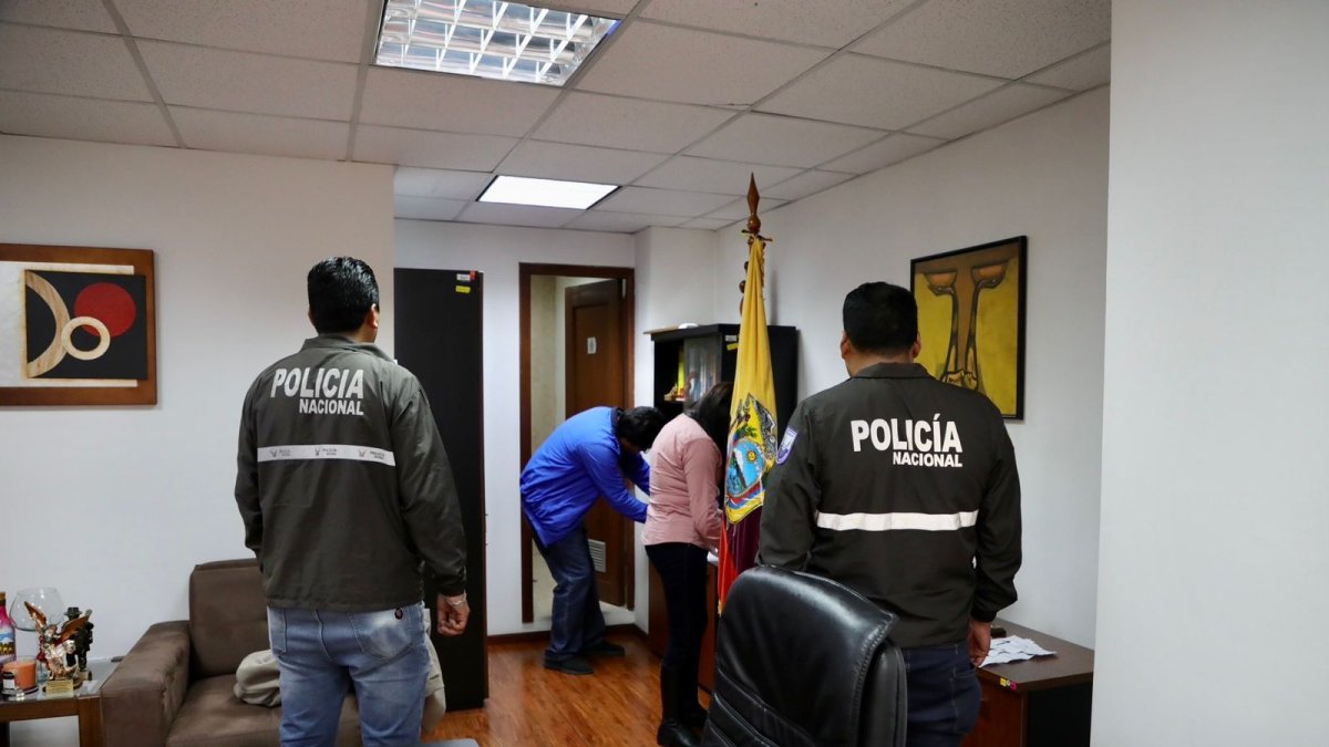Despacho. Los funcionarios de la Policía y la Fiscalía recogieron indicios en el edificio del Consejo de la Judicatura.