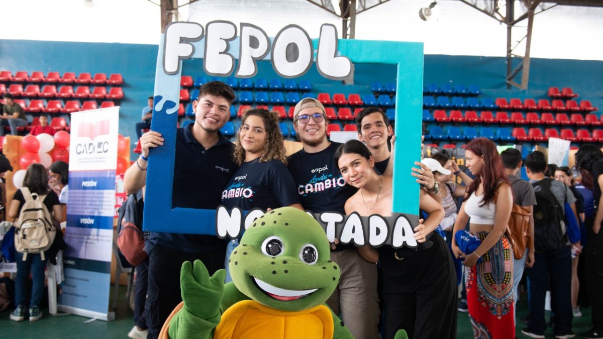 Los novatos aprovecharon para tomarse fotos con ‘Polito’ , que representa a la tortuga símbolo de la Espol.