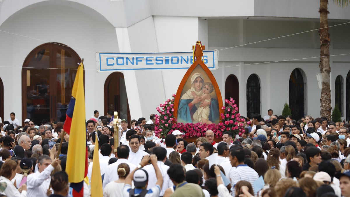 Llegaron de varios puntos de la urbe y caminaron junto a la imagen de la Virgen