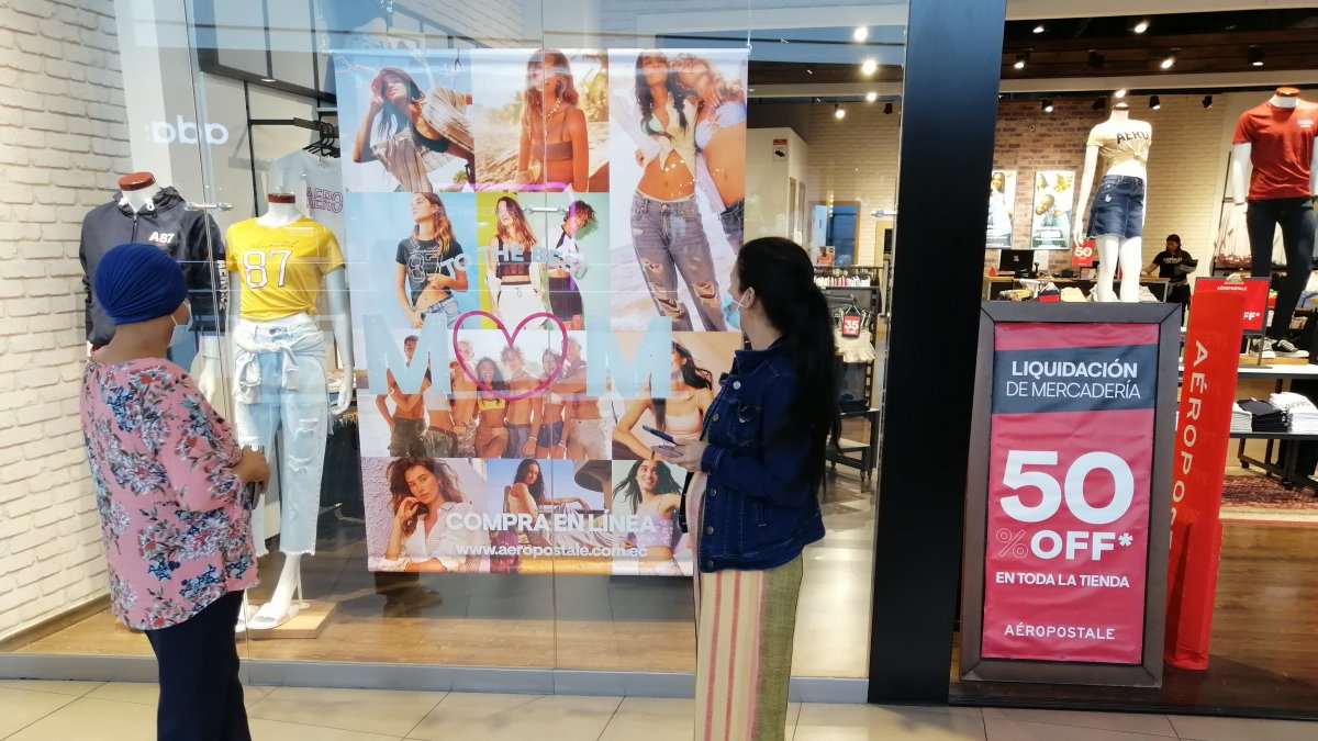 Comercio.- Dos clientes observan las ofertas que ofrece un almacén en Guayaquil.