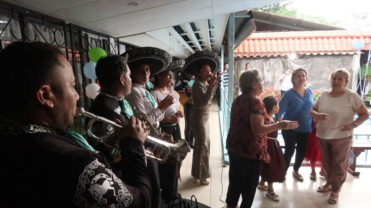 Artistas.- Un grupo de madres bailar al ritmo de los mariachis.