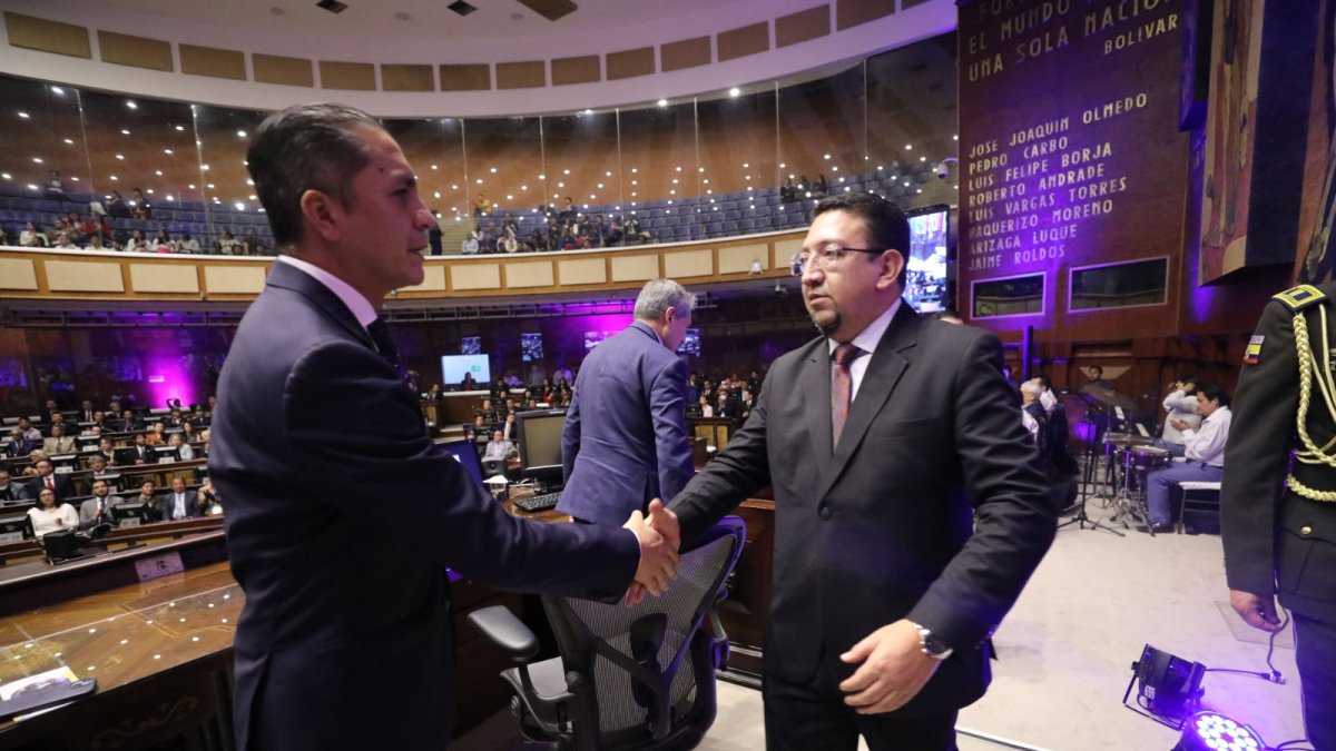 Prohombres. Wilman Terán y Virgilio Saquicela no miran a los ojos ni para saludarse entre ellos. El presidente de la Judicatura fue el invitado especial.