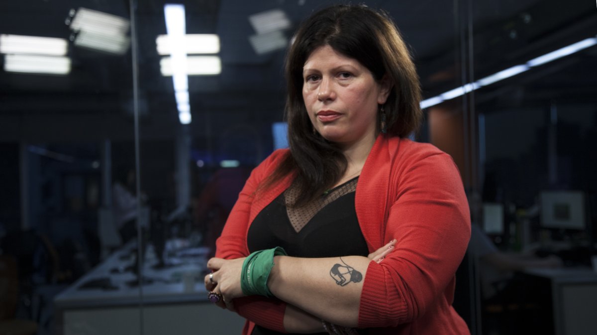 La escritora argentina Dolores Reyes en una foto tomada del portal de InfobaeTV