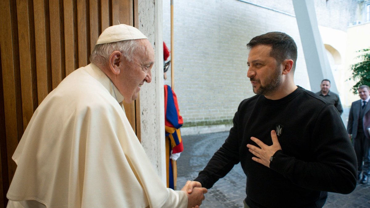 El papa Francisco y Volodimir Zelenski, en el despacho del pontífice.