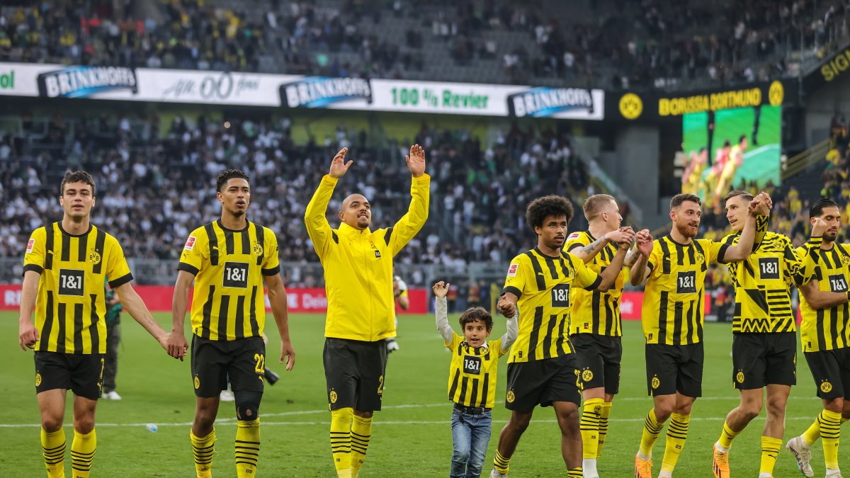 Los jugadores del Borussia Dortmund agradecieron el apoyo ante el Borussia Moenchengladbach.