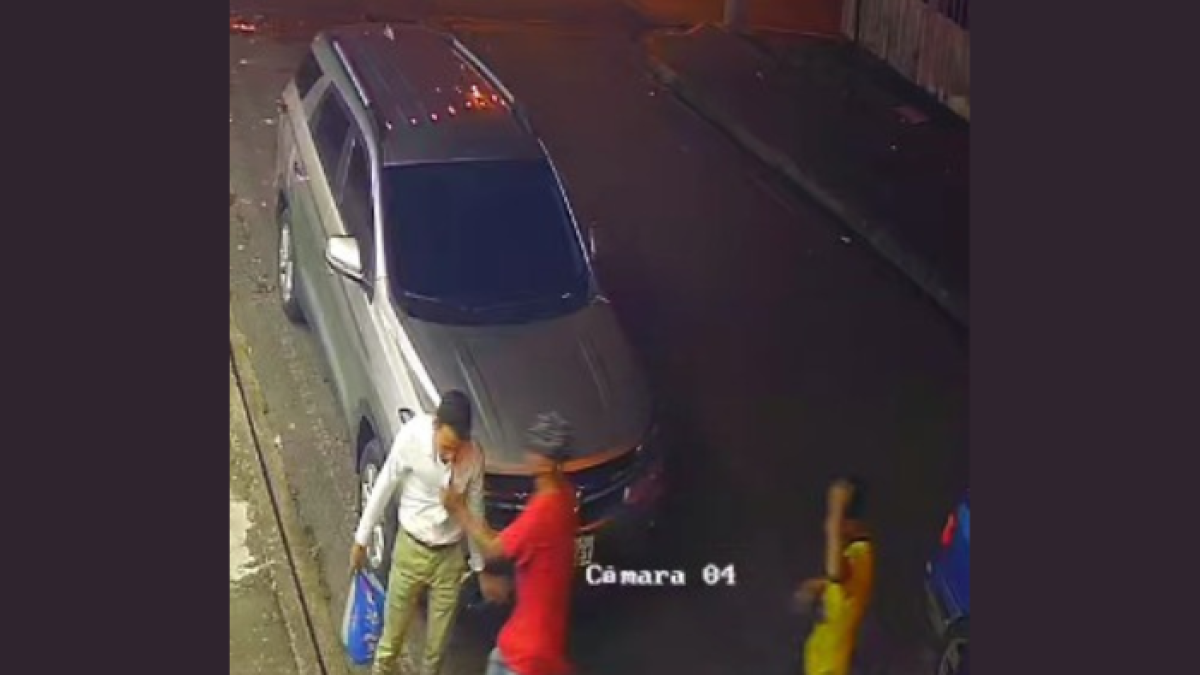 En un video se aprecia cuando tres sujetos lo abordan y lo meten en su propio auto.